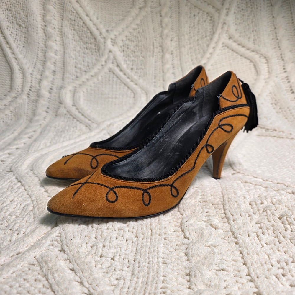 VINTAGE Kenneth Cole Pumps Tan Suede Embroidered Tassel Stiletto Womens 6.5B